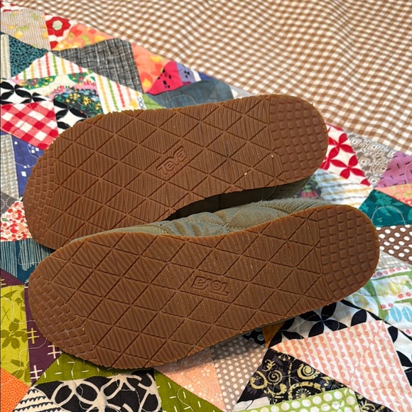 Teva Green Quilted Slip-Ons with Magenta Pulls - Picture 4 of 4